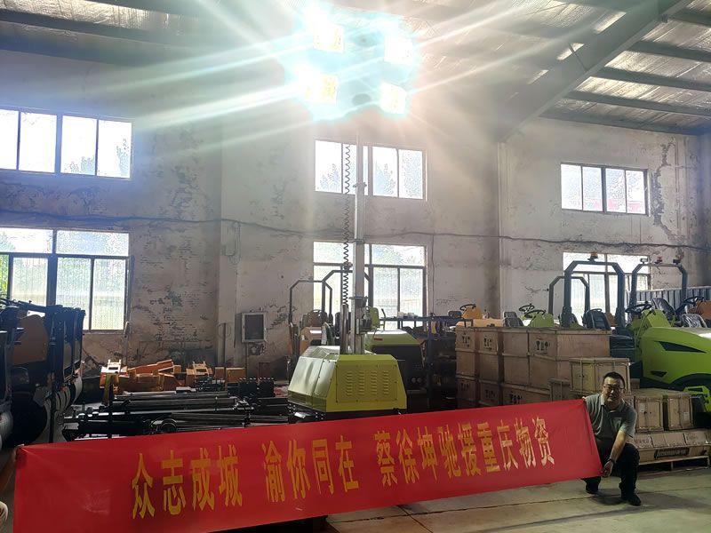 蔡徐坤為重慶捐贈奔馬照明車等救災物資，傳遞偶像正能量