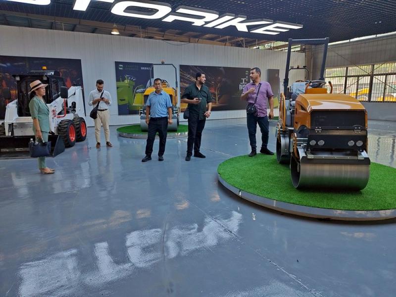 國(guó)外客戶來我廠參觀考察小型壓路機(jī)，并達(dá)成合作意向